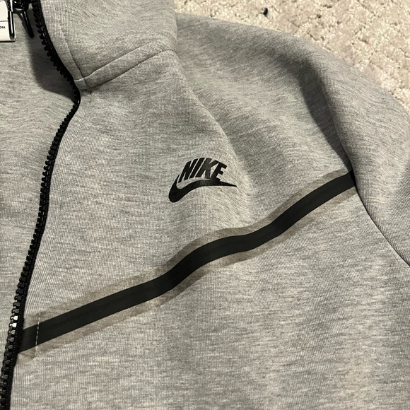 Nike Tech - Picture 3 of 3